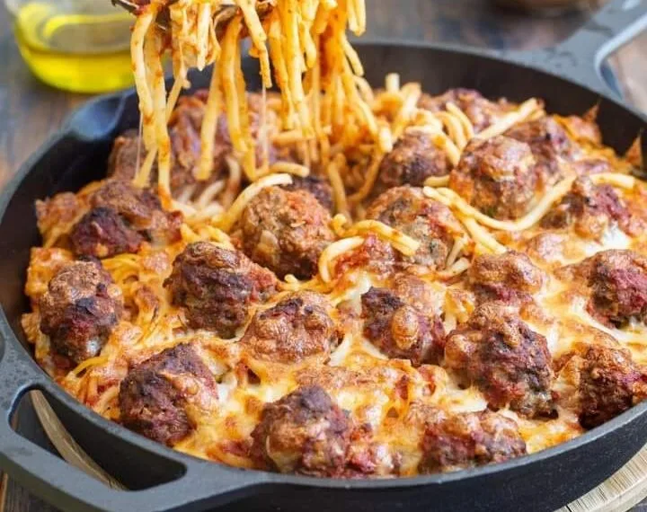 LINGUINE GRATINATE CON POLPETTE IN SALSA DI POMODORO