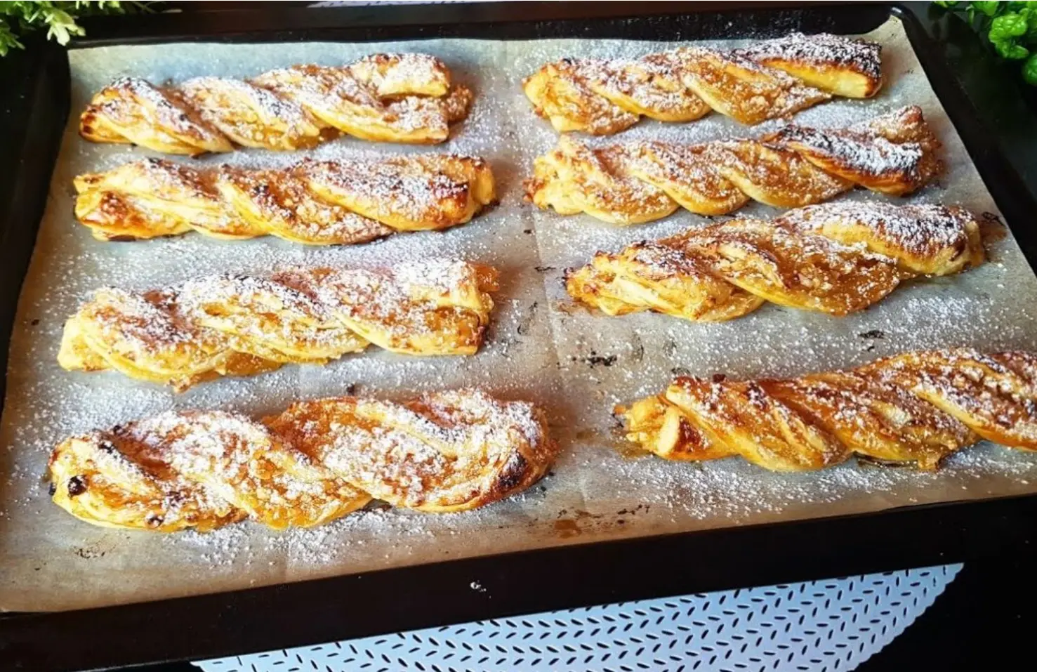 Pasticcini di pasta sfoglia alle mele