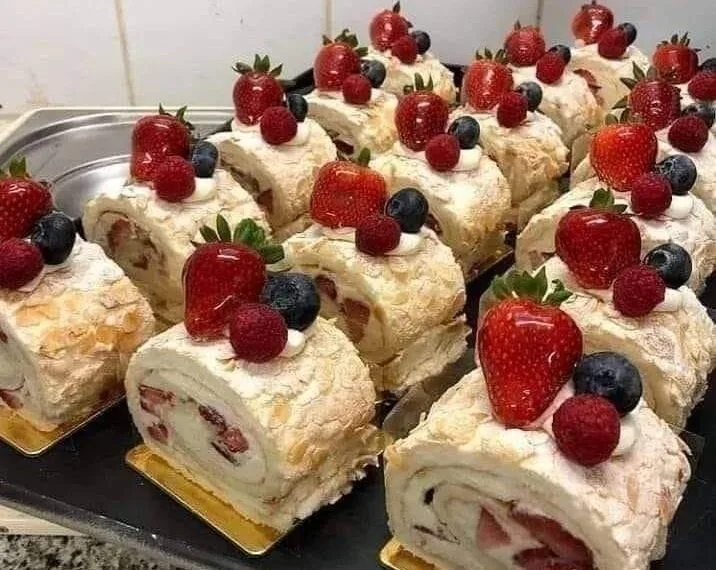 Torta arrotolata alle fragole di Cyril Lignac